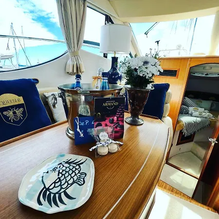 Hotel na wodzie Yacht Queen B Houseboat *