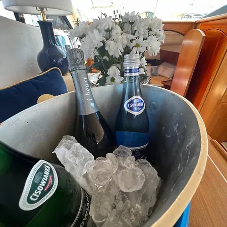Yacht Queen B Houseboat Hotel na wodzie *
