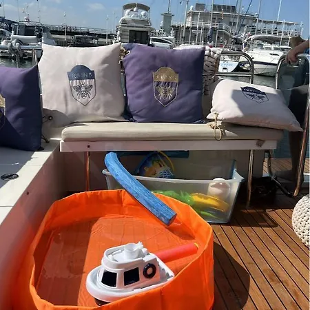 Yacht Queen B Houseboat Hotel na wodzie Sopot