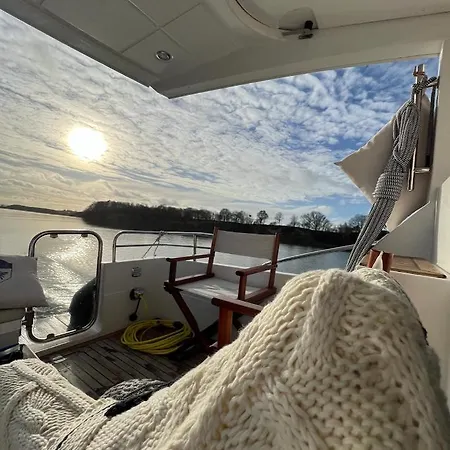 Yacht Queen B Houseboat Sopot