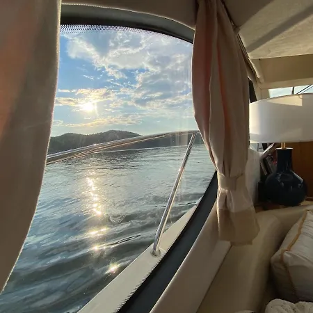 Yacht Queen B Houseboat Botel Sopot
