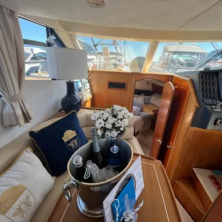 Yacht Queen B Houseboat Botel Sopot