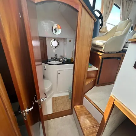 Yacht Queen B Houseboat Sopot