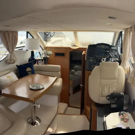 Yacht Queen B Houseboat *