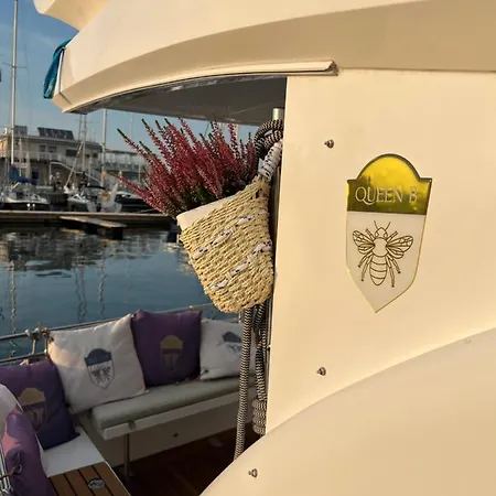 Yacht Queen B Houseboat *